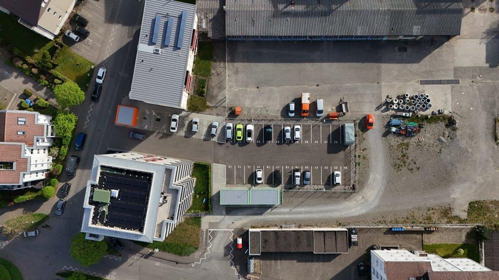 Weitwinkelaufnahme eines Wohnviertels in Tettnang mit unterschiedlichen Mehrfamilienhäusern, einem Hochhaus mit Solaranlage und angrenzenden Feldern.